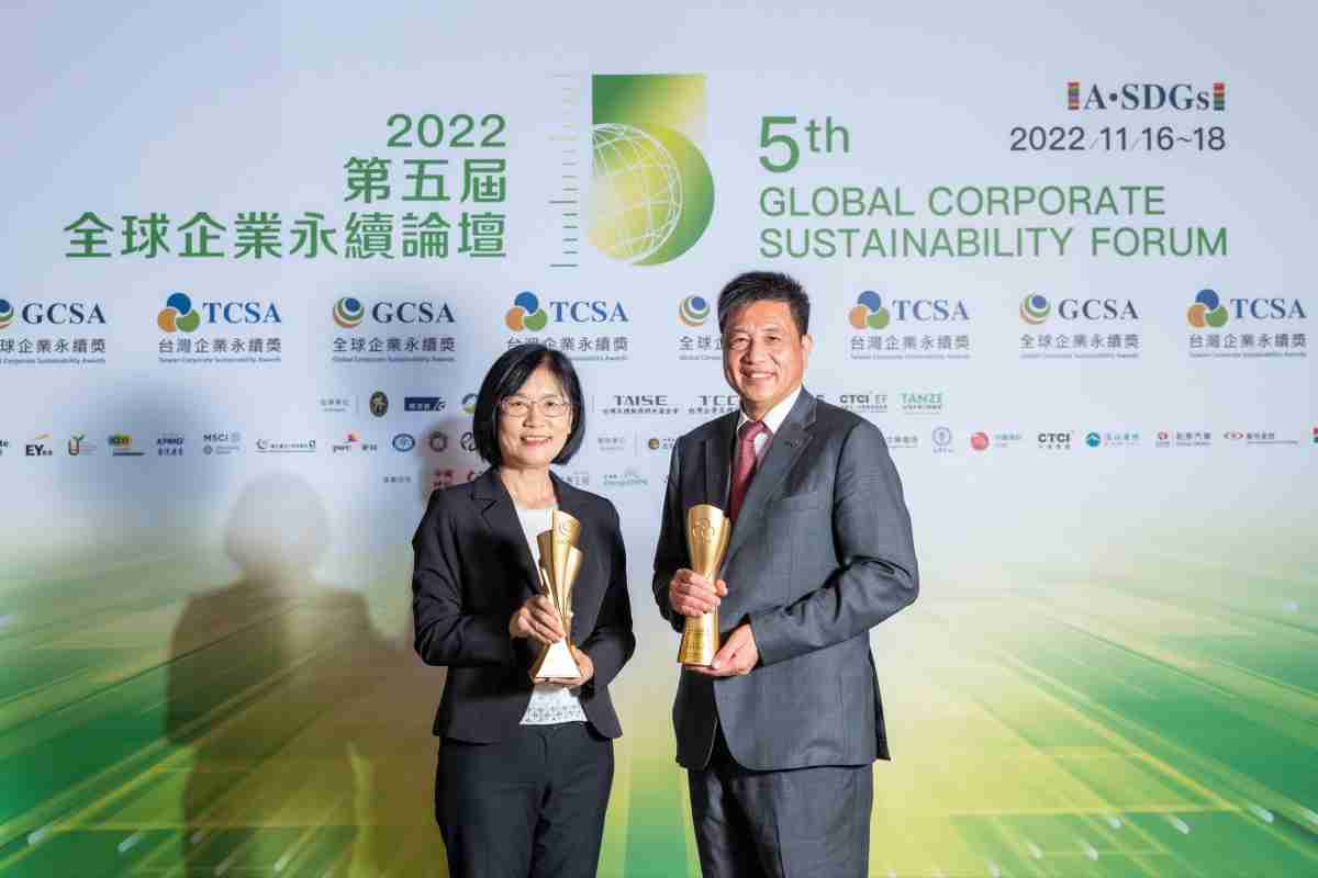 万利作为净零碳排先锋，，期引领价值链伙伴同行共好，，，，卫冕制造业组“十大典范企业” 二连冠殊荣(左：万利光电永续长古秀华，，右：万利光电董事长暨执行长彭双浪)