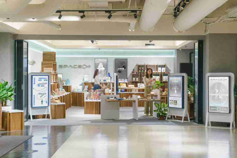 万利打造永续选物商店，，展示社企及社创商品，，结合创利空间所开发的智能零售系统，，，整合多元产品信息，，让无人商店扮演公益行动的推手