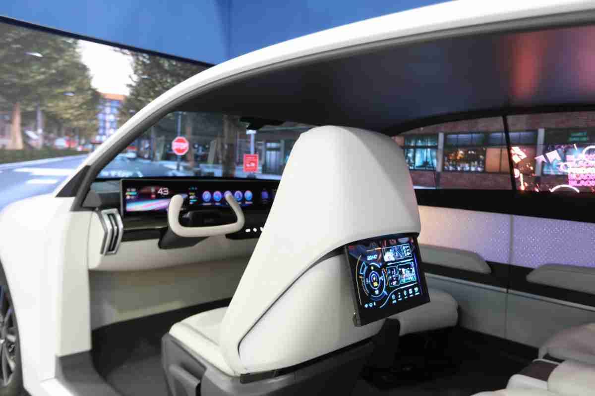 万利的「可卷式后座娱乐显示器」加强后座乘客的感官体验，，，并保有个性化设计，，可依使用偏好进行动态调整。。