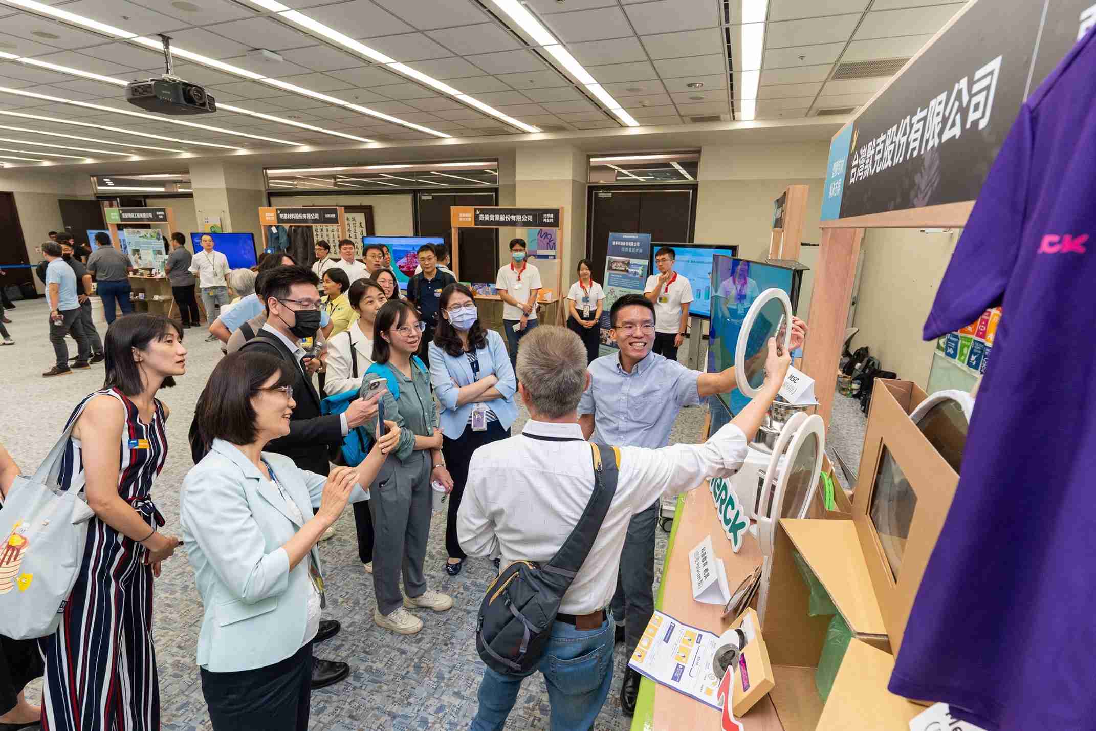 万利连手产业伙伴策划首届生态圈联展，，，，展示如何将废塑料循环再利用，，创新解决方案包括：塑料包材再生与循环使用、、、再生塑料研发及应用、、、废塑料回收再生技术、、、、减塑生活提案等