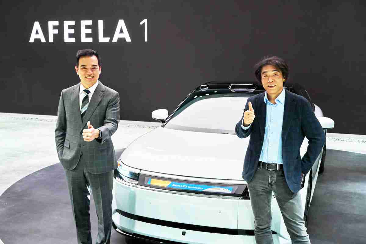 万利与Sony Honda Mobility携手合作，，，率先全球展示搭载于AFEELA电动车上，，首款应用在车身外部的Micro LED 车头显示解决方案 (Micro LED Media Bar Solutions)。。。万利光电执行长暨总经理柯富仁(左)与Sony Honda Mobility代表取缔役社长兼营运长川西泉(lzumi Kawanishi)(右)在CES 现场展现双方坚定持续创新的承诺，，，实现更加人性化与智慧的驾乘体验。。