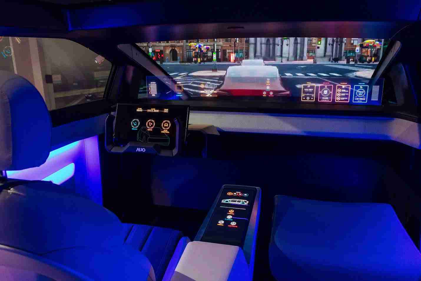 万利连续四年入围科睿唯安全球百大创新机构，，，专利布局科技与绿色创新前沿。。。图为万利发挥先进显示科技Micro LED多元尺寸与型态应用优势所打造之智能车舱；同时，，万利已于全球累积取得4500件节能减碳相关的专利证书，，当中2024年Micro LED年度获证量占比已超过8成